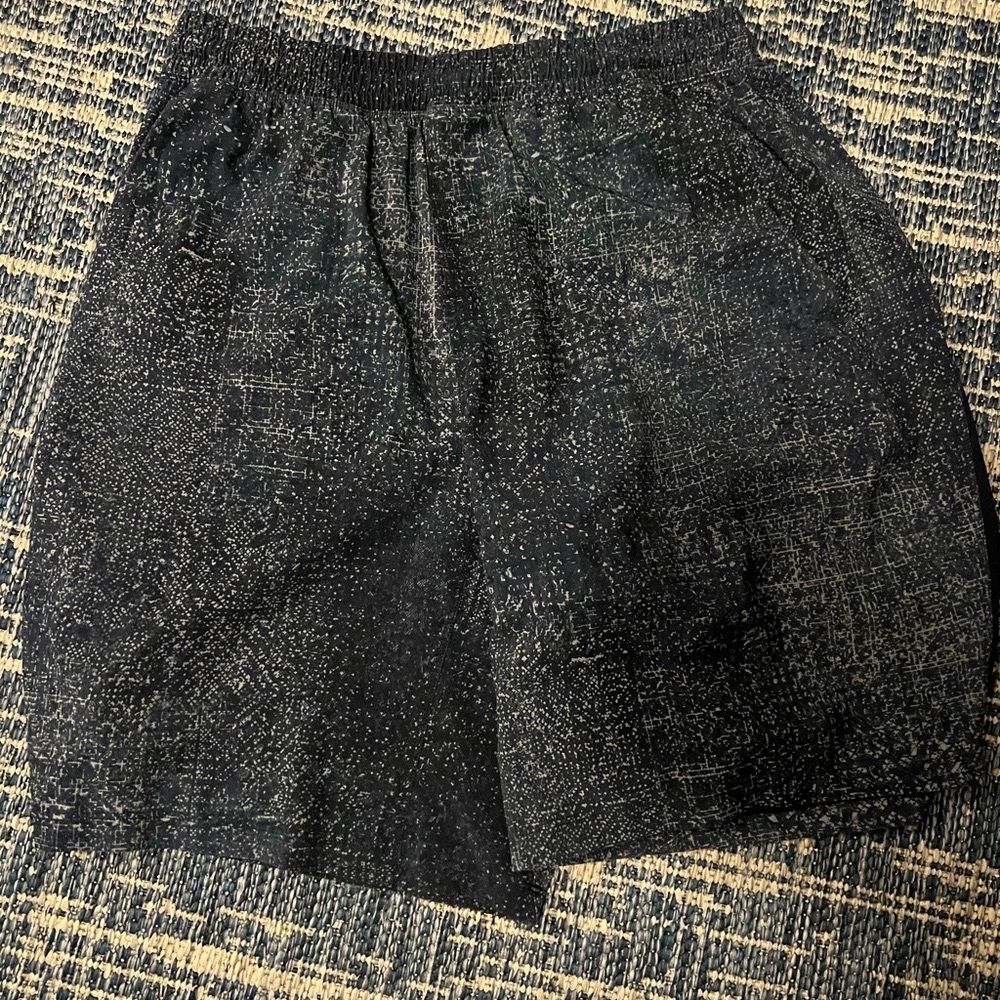 Lululemon mens gym shorts. Size M.  Blue patterned. Great shape